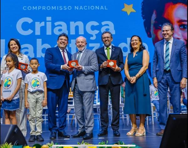 Presidente Lula entrega Selo Ouro à Rafael Fonteles por compromisso pela alfabetização infantil no Piauí(Imagem:Ricardo Stuckert)