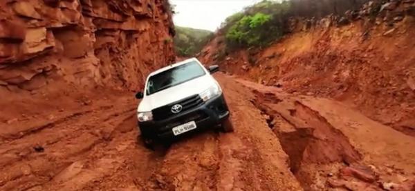 Trecho da PI-392 rompeu após chuva no cerrado piauiense.(Imagem:Reproducão)