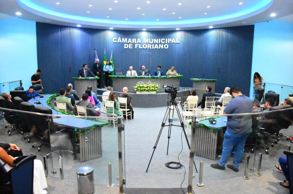  Vereadores de Floriano encerram o ano legislativo com sessão solene e homenagens.(Imagem: Vereadores de Floriano encerram o ano legislativo)