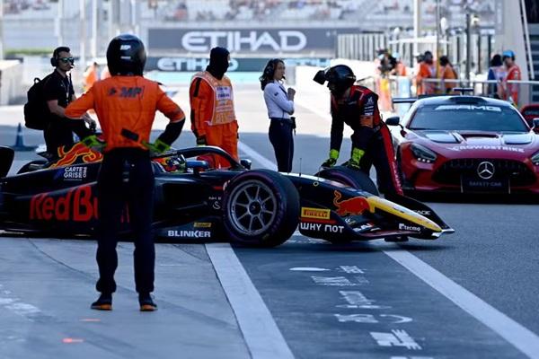 Isack Hadjar nos boxes após ficar estacionado na largada em Abu Dhabi(Imagem:James Sutton/Formula Motorsport Limited via Getty )