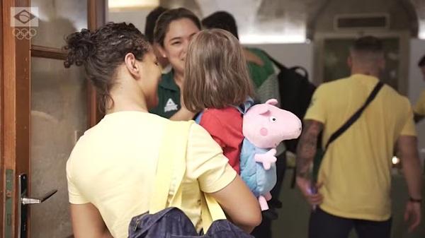 Sara Menezes e sua filha, Nina, no desembarque da delegação de judô, em Paris (Imagem:Reprodução/COB)