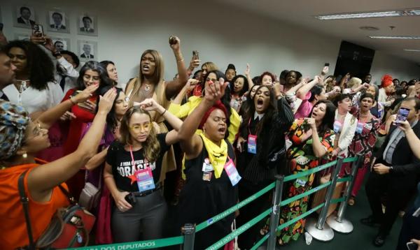 Mulheres invadiram a comissão para tentar parar a votação.(Imagem:Lula Marques/ Agência Brasil)