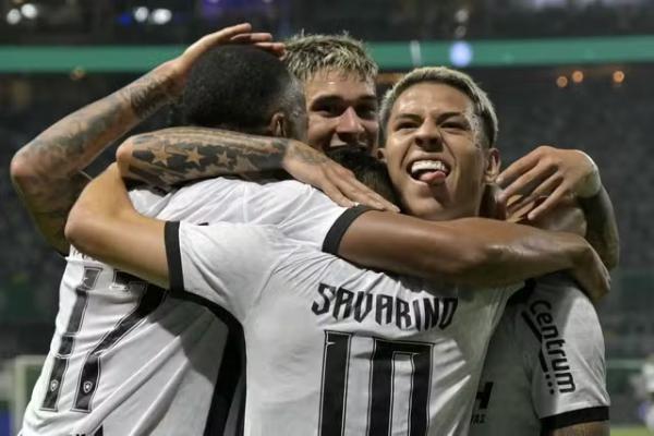 Jogadores do Botafogo comemoram gol de Savarino contra o Palmeiras.(Imagem:Nelson Almeida/AFP)