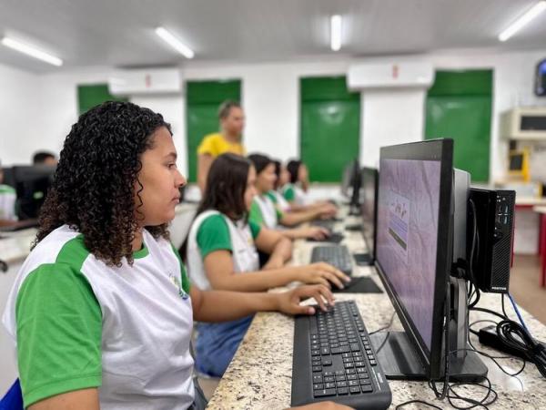 Aluna no laboratório de informática(Imagem:Divulgação)