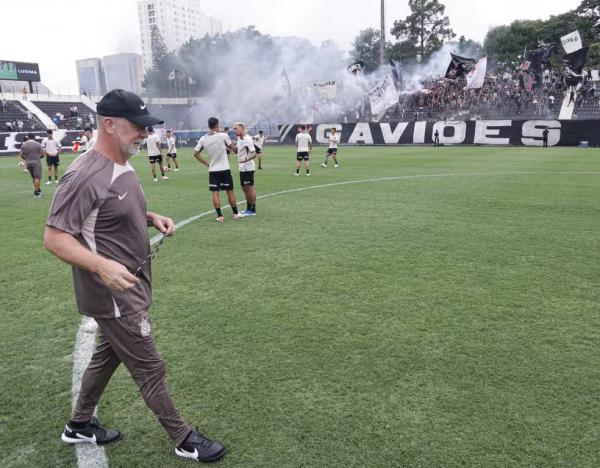 Matheuzinho ao fundo em treino do Corinthians na Fazendinha antes de assinar.(Imagem:Rodrigo Coca/Agência Corinthians)