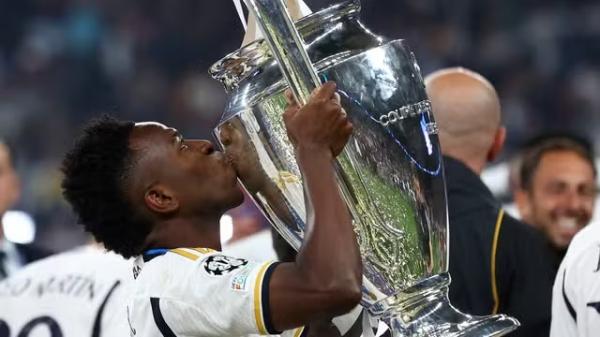 Vinicius Junior Vini Jr. beija taça da Champions League após vitória do Real Madrid contra o Borussia Dortmund.(Imagem: Carl Recine/Reuters)