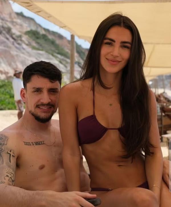 Piquerez e a namorada Camila Alvarez(Imagem:Reprodução/Instagram)