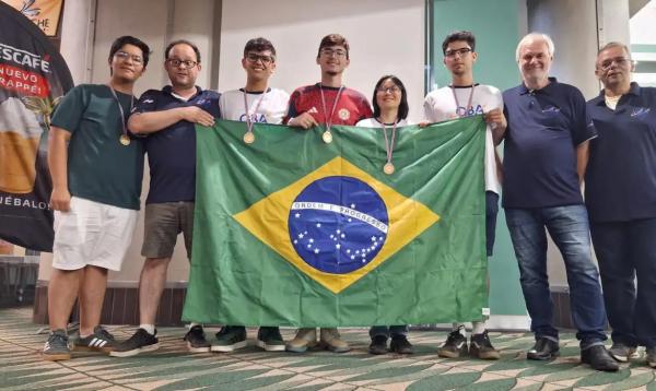 Equipe brasileira conquista 4 medalhas de ouro e uma de bronze na Olimpíada de Astronomia e Astronáutica.(Imagem:OLAA/Divulgação)