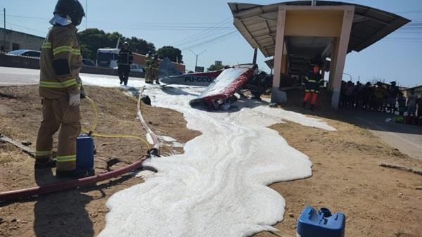 Corpo de Bombeiros faz rescaldo da área da queda de avião.(Imagem:Gil Oliveira /Tv Clube)