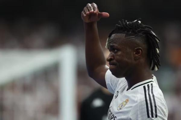 Vini Jr. em ação durante Real Madrid x Valladolid.(Imagem:Pierre-Philippe Marcou/AFP)