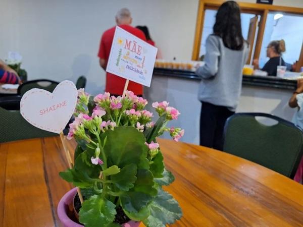 Almoço solidário em homenagem às mães é servido em abrigo na capital gaúcha (Imagem: Arquivo Pessoal)