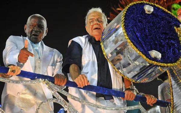 EM CIMA DA HORA - Pai do governador do Rio Sérgio Cabral, o também Sérgio Cabral, veio no último carro da escola (Imagem:Alexandre Durão/G1)