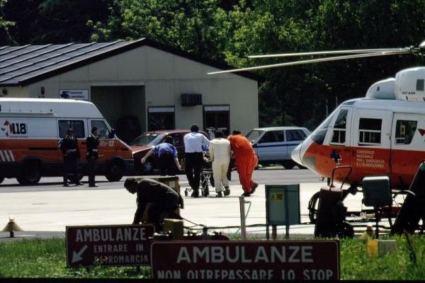 Ayrton Senna chega ao hospital após o acidente no GP de San Marino 1994.(Imagem:Alberto Pizzoli/Sygma/Sygma via Getty Images))