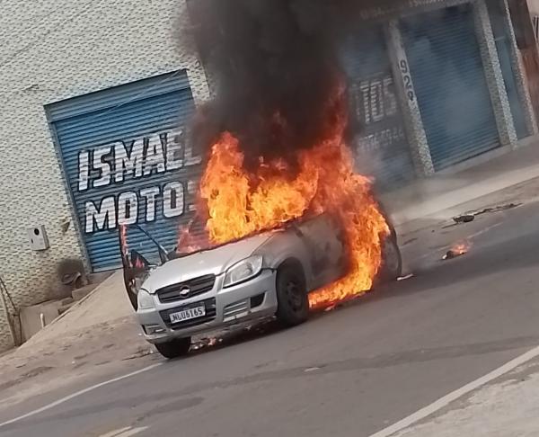 Carro pega fogo na Avenida Bucar Neto em Floriano; Corpo de Bombeiros é acionado.(Imagem:Divulgação)