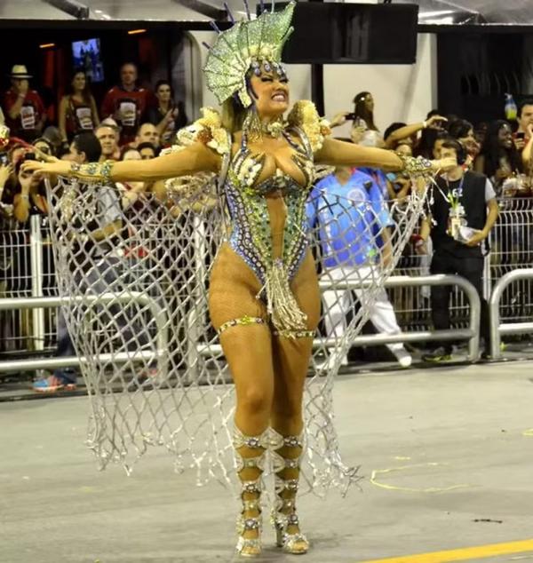 Ellen Rocche desfilou com fantasia de sereia à frente da bateria da Rosas de Ouro no Carnaval 2016.(Imagem:Manuela Scarpa e Amauri Nehn/Brazil News)