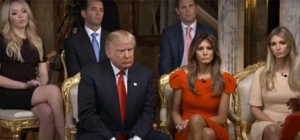 Donald Trump ao lado da mulher, Melania, e dos filhos Tiffany, Donald Jr., Eric e Ivanka, em entrevista à TV americana.(Imagem: Reprodução/Youtube/CBS Evening News)