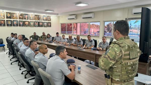 Comitiva do Curso de Aperfeiçoamento de Oficiais da PM de São Paulo visitou o Quartel do Comando Geral da PMPI nesta segunda-feira (5).(Imagem:Divulgação)