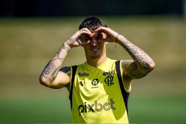 Varela em treinamento do Flamengo na véspera da decisão com o Nova Iguaçu.(Imagem:Marcelo Cortes/Flamengo)