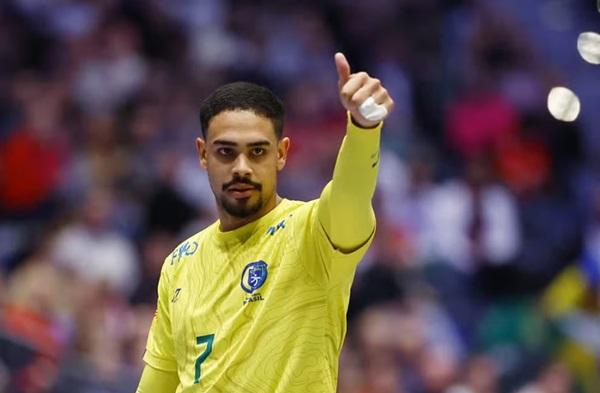 Joel em Brasil x Estados Unidos no Mundial de Handebol Masculino(Imagem:REUTERS/Susana Vera)