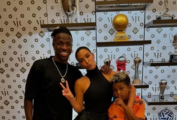 Vini Jr., Kim Kardashian e Saint(Imagem:Reprodução/Instagram)