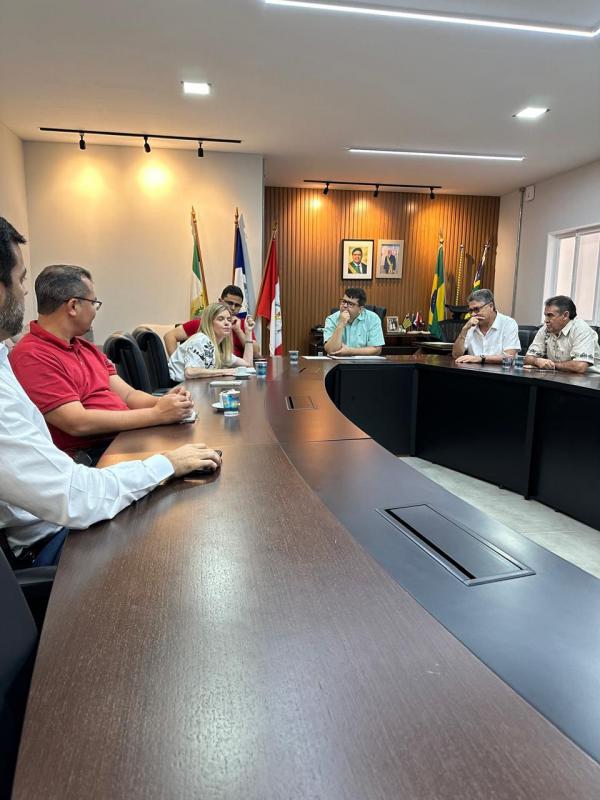 Deputada Gracinha, representando o prefeito Mão Santa, firma acordo para implantação de sistema de videomonitoramento em Parnaíba (Imagem:Divulgação )