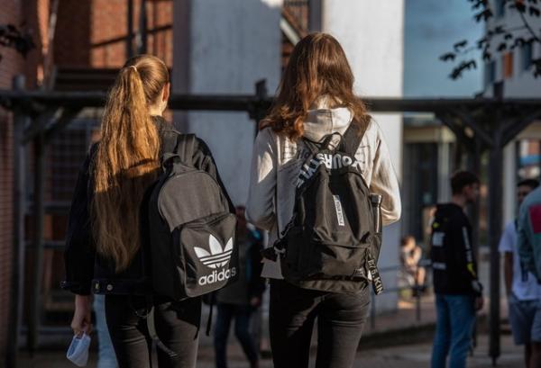 Estudante carrega uma máscara enquanto caminha para uma escola no estado de Mecklenburg-Vorpommern, na Alemanha, em 3 de agosto.(Imagem:John Macdougall / AFP)