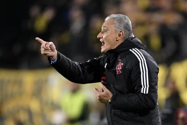 Tite orienta a equipe do Flamengo contra o Peñarol.(Imagem:Eitan ABRAMOVICH / AFP)