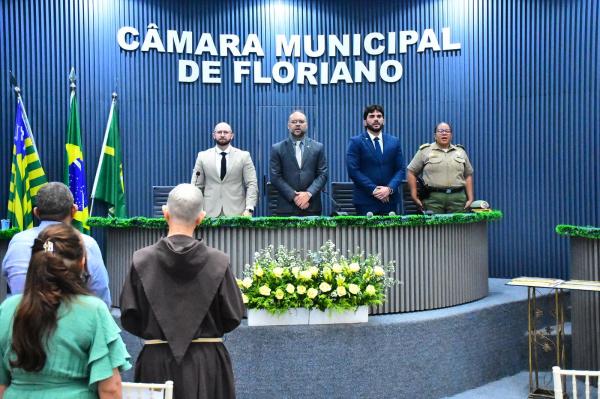 Vereadores de Floriano encerram o ano legislativo com sessão solene e homenagens.(Imagem:CMF)