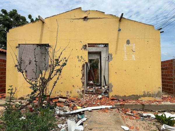 Casa de Lucélia, que fica no bairro Dom Rufino, em Parnaíba, foi incendiada no dia em que ela foi presa.(Imagem:Roberto Araujo/Cidadeverde.com)