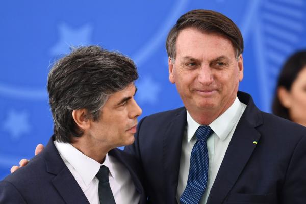 Nelson Teich e o presidente Jair Bolsonaro, em foto do dia 17 de abril.(Imagem:Evaristo Sa/AFP/Arquivo)