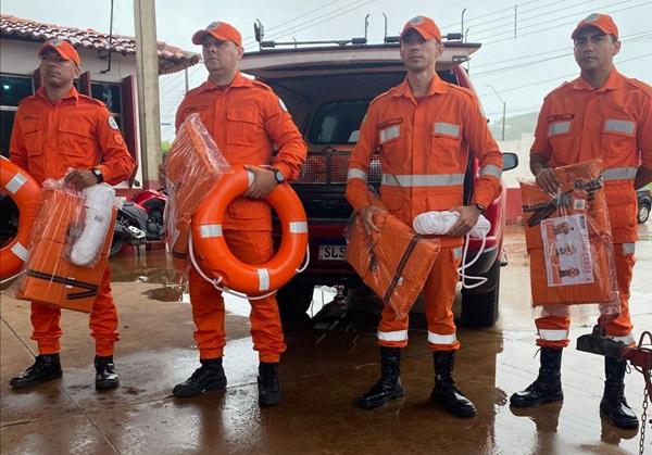 O trabalho das equipes tem sido intenso e vai desde instalação de pontos de doações até resgate de moradores.(Imagem:Reprodução)