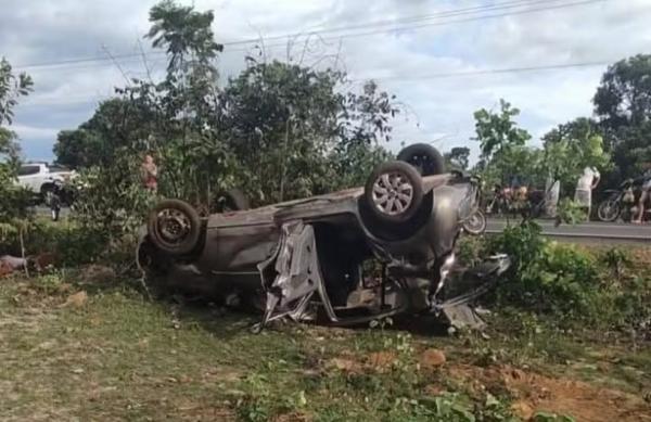 Casal e filho morrem em grave acidente no Piauí; carro capotou e as vítimas foram arremessadas do veículo.(Imagem:Reprodução)