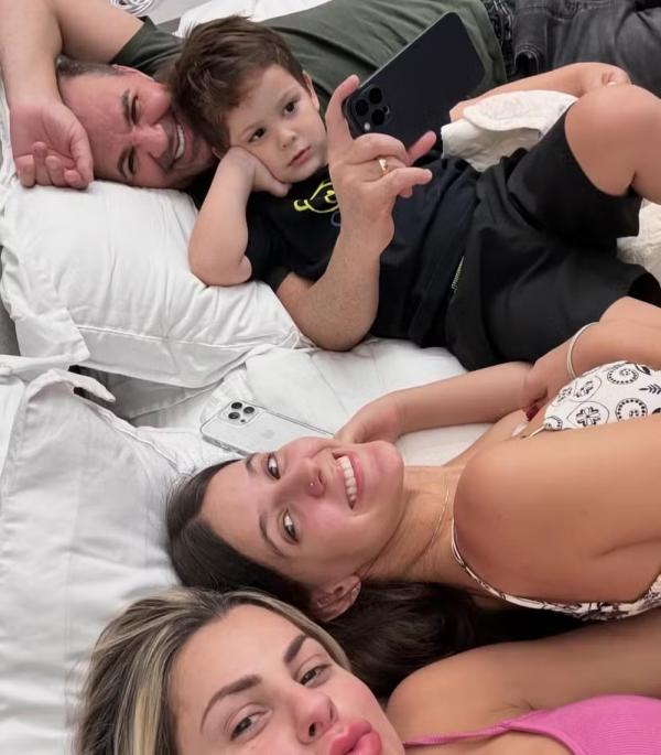 Eduardo Costa com os filhos e a esposa.(Imagem:Reprodução/Instagram)