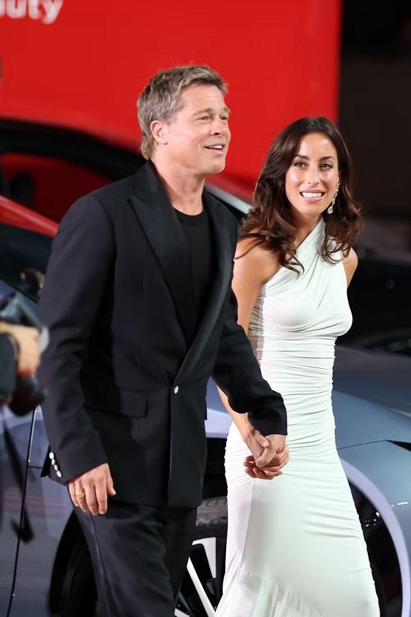 Brad Pitt e Ines de Ramon(Imagem:Daniele Venturelli/WireImage/Getty Images)