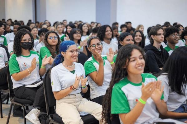 Durante a atividade, os estudantes foram divididos em duas equipes, que disputavam pontos em jogos de perguntas e respostas.(Imagem:Divulgação)