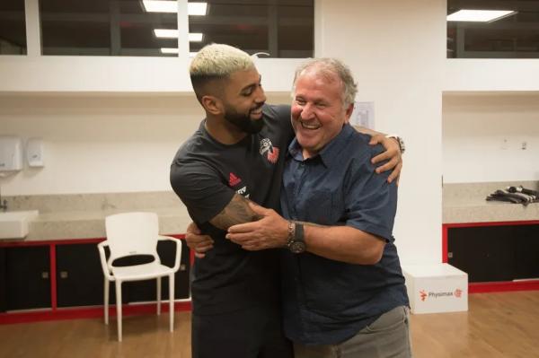 Zico abraça Gabigol(Imagem:Alexandre Vidal / Flamengo)