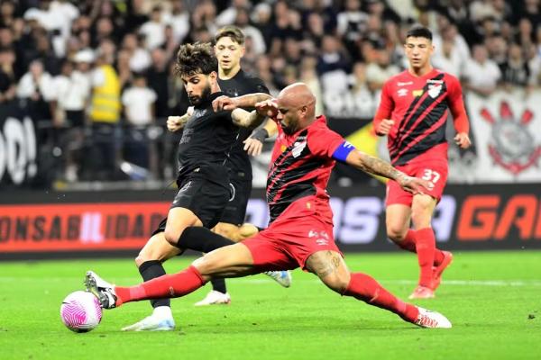 Corinthians x Athletico-PR, Yuri Alberto e Thiago Heleno.(Imagem:Marcos Ribolli)