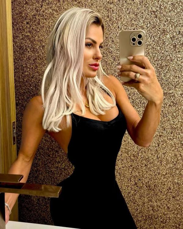 Mariana Polastreli mostrou cintura fina em selfie no espelho.(Imagem:Reprodução/Instagram)