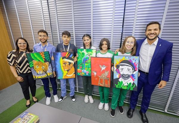 Os cinco estudantes finalistas participaram de encontro com o secretário Washington Bandeira e a artista plástica Luciana Severo.(Imagem:Reprodução)