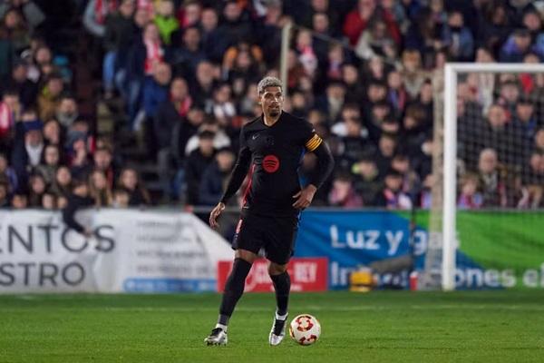 Ronald Araújo voltou a jogar pelo Barcelona na Copa do Rei(Imagem:Getty Images)