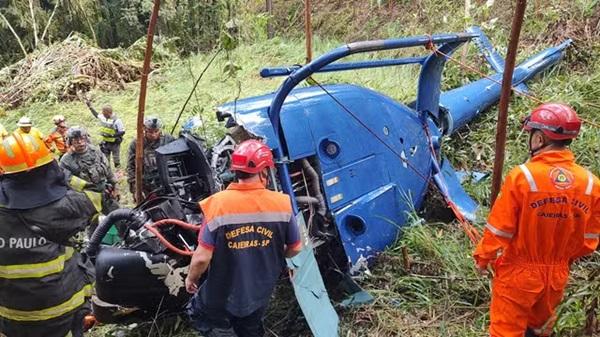 Bombeiros e Defesa Civil chegam ao local da queda do helicóptero em Caieiras, na Grande São Paulo.  (Imagem:Divulgação/Bombeiros/Defesa Civil)