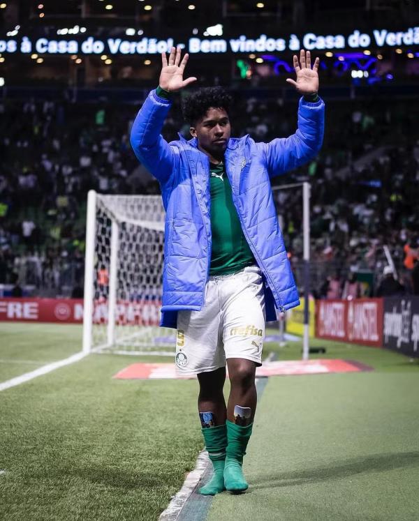 Endrick acena para torcida em sua despedida no Palmeiras.(Imagem:Reprodução/Instagram)