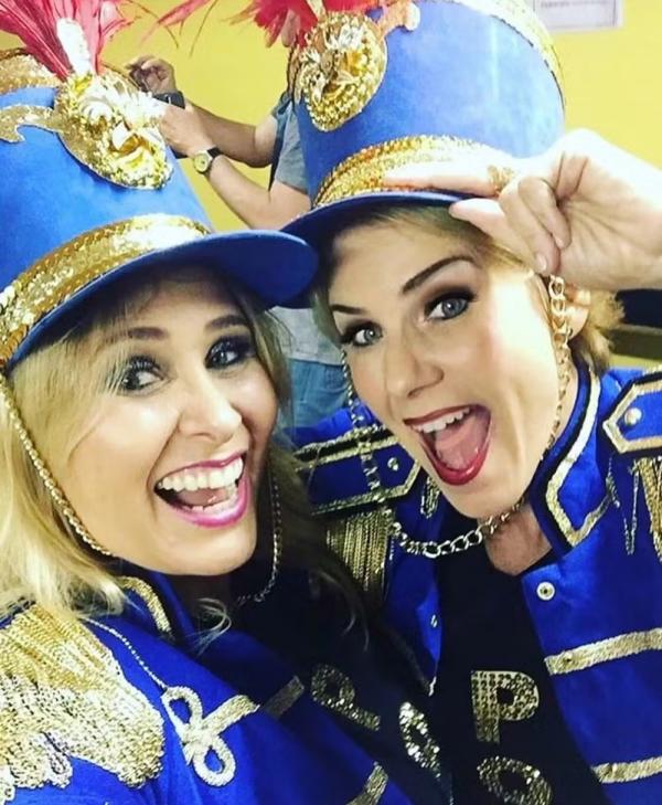 Andréa Sorvetão e Andréa Veiga com uniformes de paquita anos depois de terem saído do posto.(Imagem:Reprodução/Instagram)