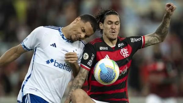 Neris, do Cruzeiro, e Pedro, do Flamengo, em disputa de bola.(Imagem:Jorge Rodrigues/AGIF)