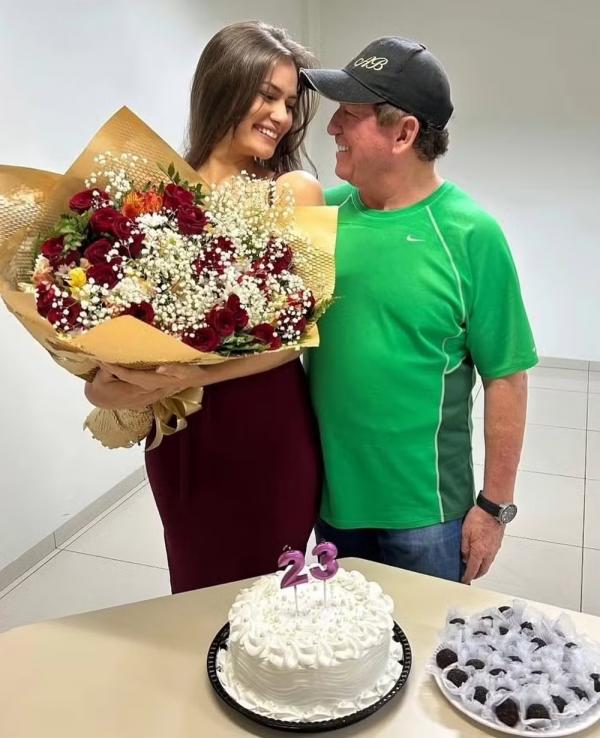 Amado Batista faz surpresa nos 23 anos da namorada.(Imagem:Instagram)