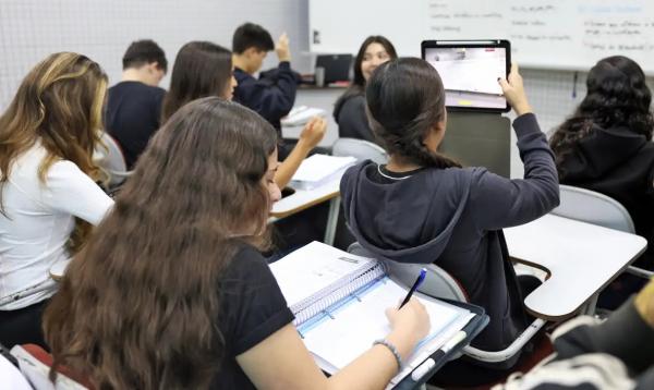 Alunos do colégio Galois em sala de aula na preparação dos últimos dias antes da prova do Enem 2024.(Imagem:José Cruz/Agência Brasil)