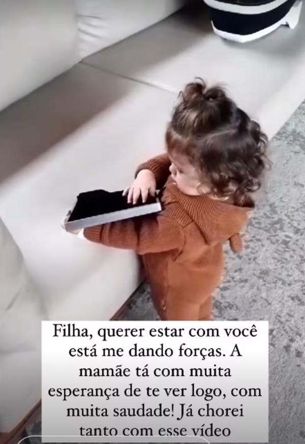 Lua faz carinho em foto da mãe, Viih Tube, internada em UTI após parto do segundo filho.(Imagem:Reprodução/Instagram)