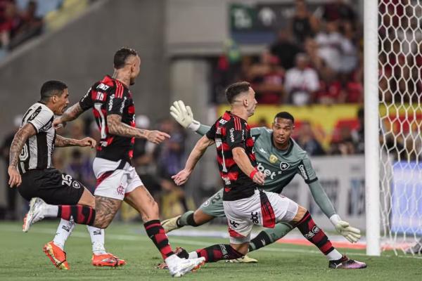 Léo Ortiz faz o gol da vitória do Flamengo contra o Botafogo.(Imagem:Gilvan de Souza & Paula Reis / CRF)