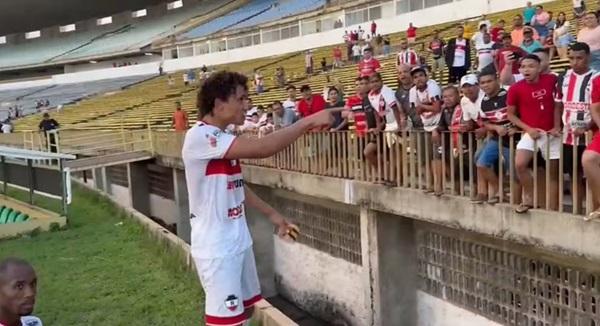 Meia do River-PI é contido por policiais e jogadores após bate-boca com torcida(Imagem: Julio Costa)