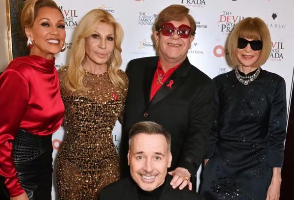 Vanessa Williams, Donatella Versace, David Furnish (abaixo), Elton John e Anna Wintour.(Imagem:Getty Images)